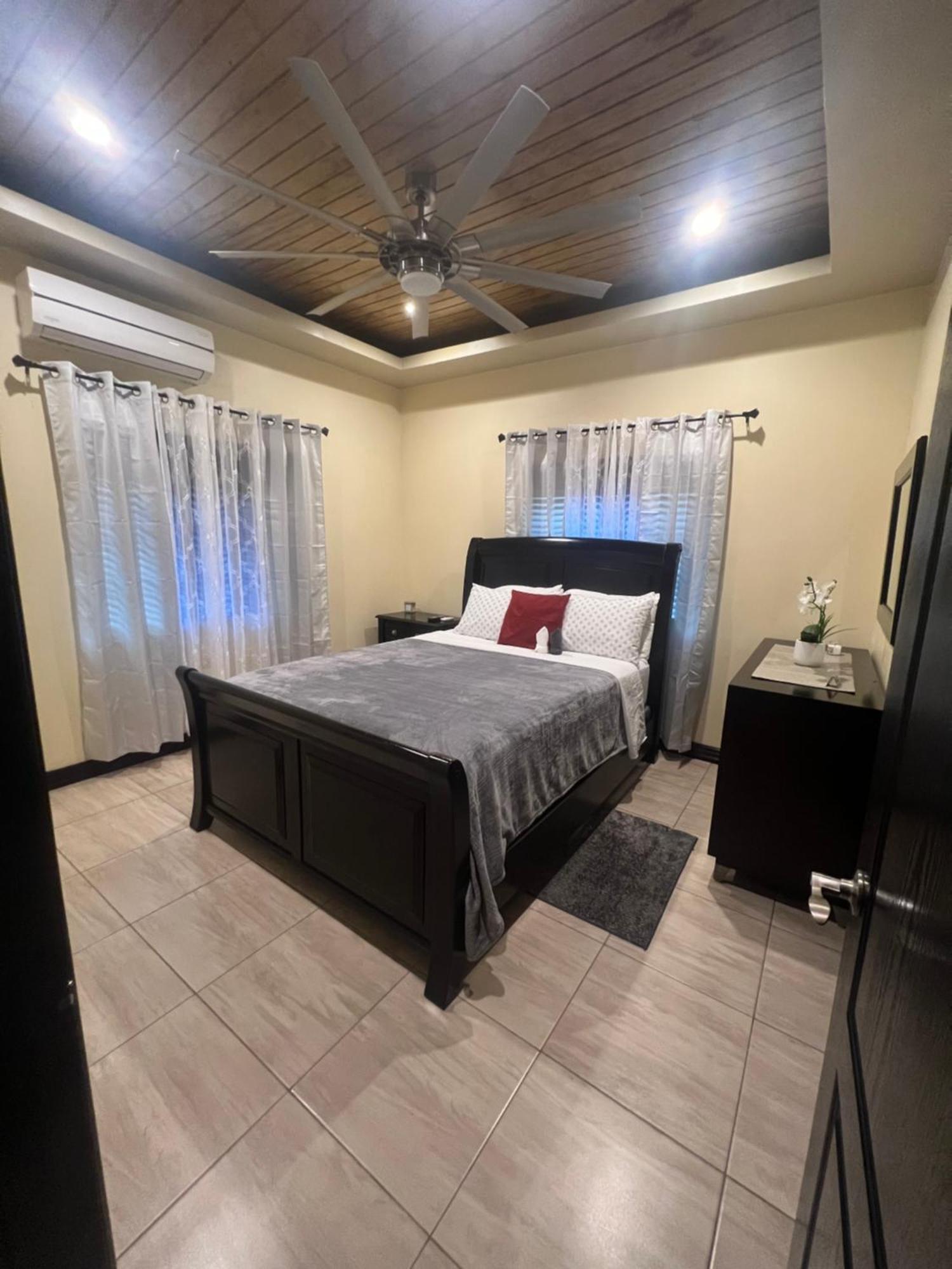 Kingston Oasis One Bedroom מראה חיצוני תמונה